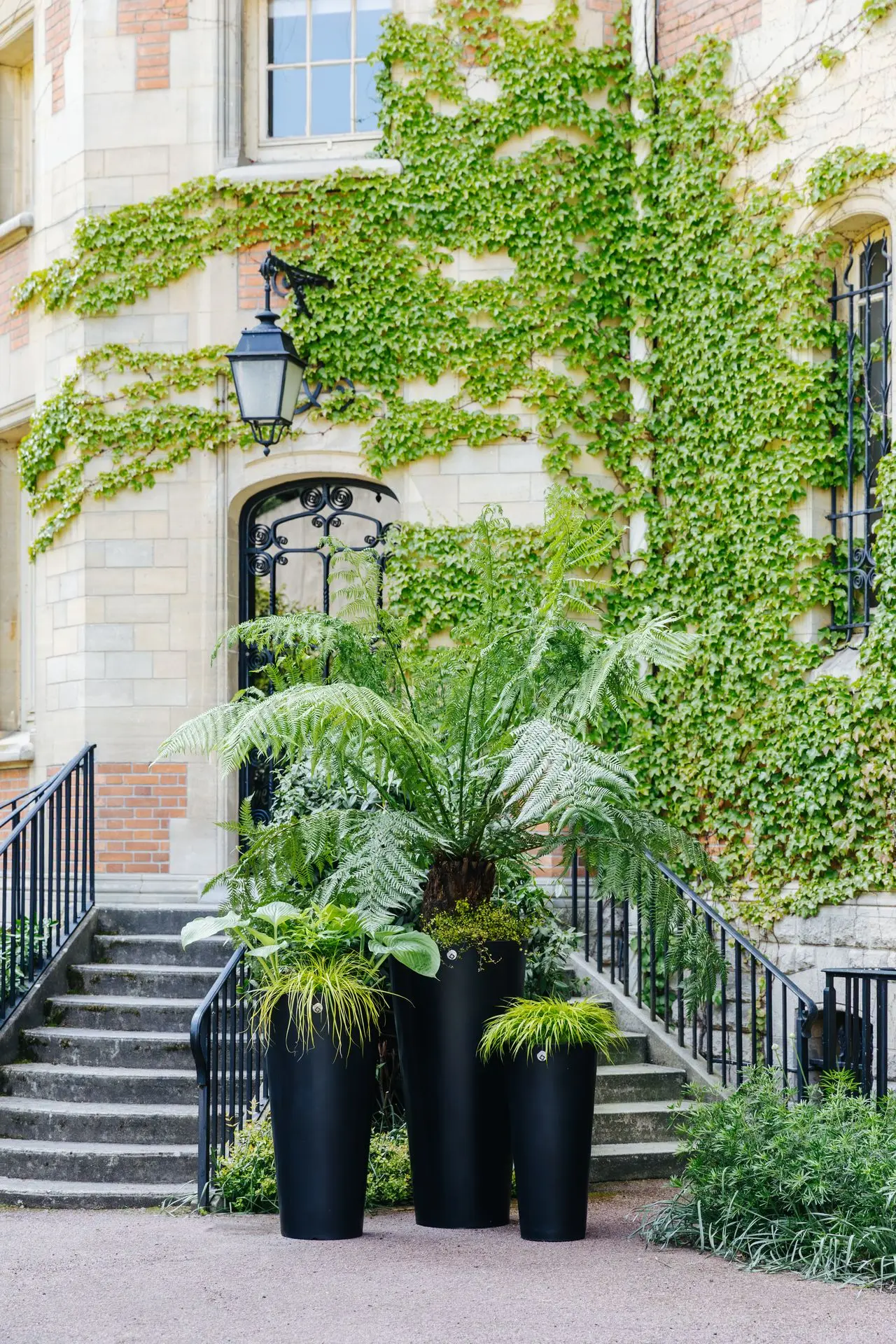 Ensemble de 3 pots design rond coloris noir 100% recyclé et 100% recyclable à l'entrée d'un chateau